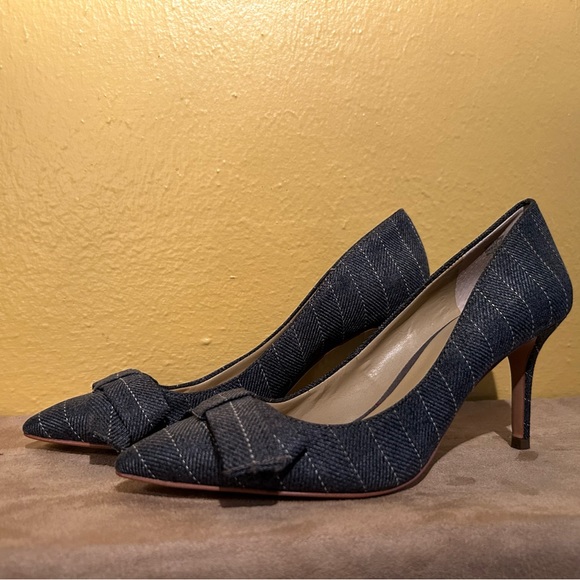 Ann Taylor Shoes - Ann Taylor Tassel Bow Pumps - size 7M